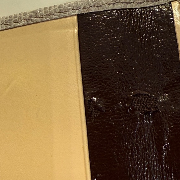 Salvatore Ferragamo Cream Croc-Embossed key holder - Picture 7 of 7